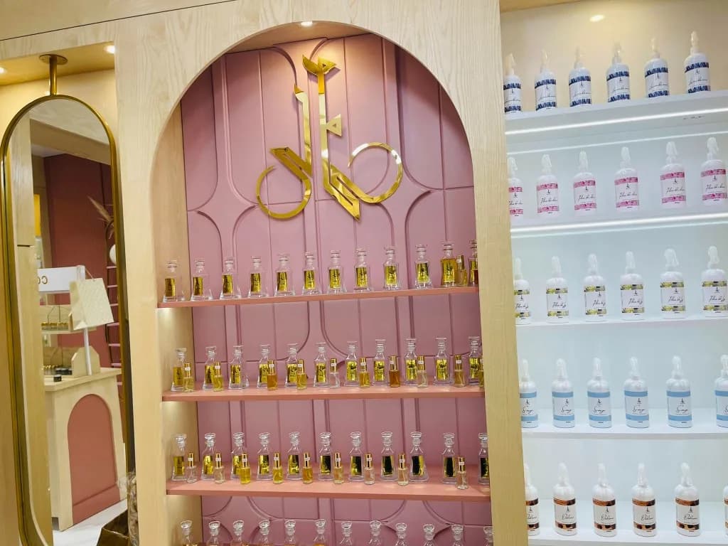 Mur logo KAOUBI PERFUMES, flacons dorees et brumes a Douz